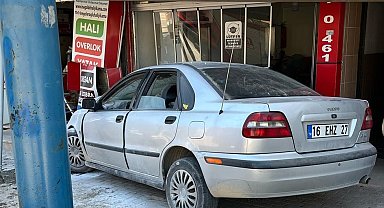 Kontrolden çıkan otomobil iş yerine daldı