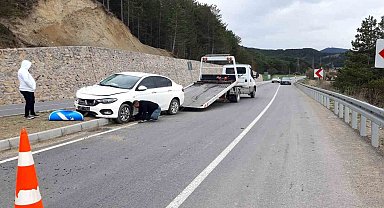 Kontrolden çıkan otomobil orta refüje savruldu: 2 yaralı