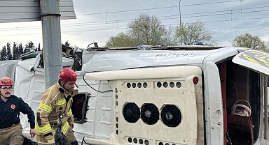 Kontrolden çıkan servis aracı refüje girdi: 1 bebek öldü, 5 kişi yaralandı