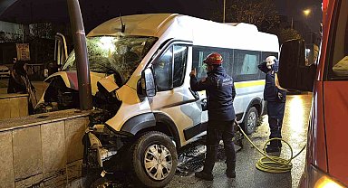 Kontrolden çıkan servis minibüsü alt geçidin duvarına çarptı