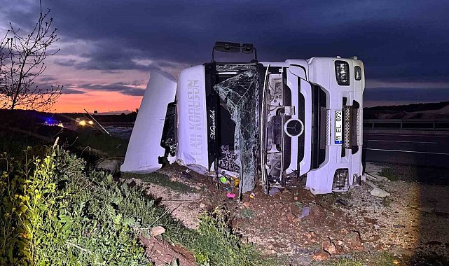 Kontrolden çıkan tır devrildi, sürücüsü yaralandı