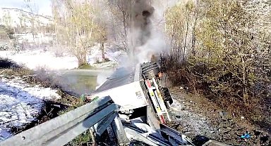 Kontrolden çıkıp devrilen tır alev aldı, sürücü hayatını kaybetti