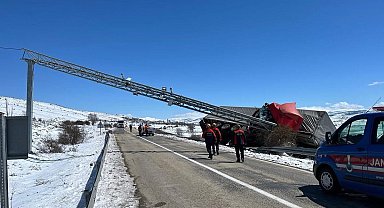 Kontrolden çıktı, bariyerlerde asılı kaldı : 1 yaralı