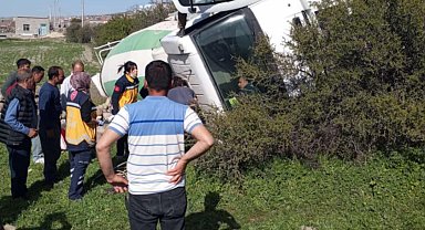 Konya'da beton mikseri devrildi: 2 yaralı