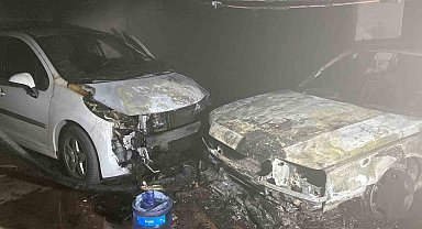 Konya'da sitenin otoparkında 2 otomobil yandı