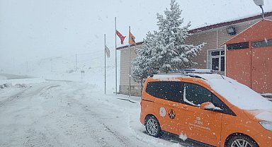 Kop Geçidi'nde kar yağışı etkili oluyor