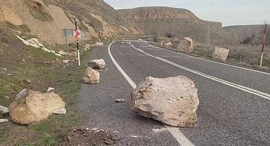 Koparak yola düşen kaya parçaları yürekleri ağza getirdi