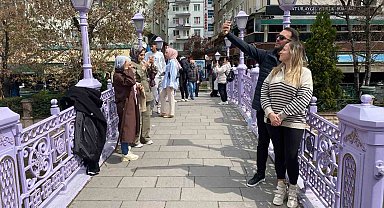 Köprüde fotoğraf çektirmeden gitmiyorlar
