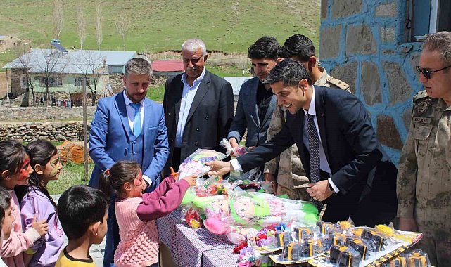 Köy okulu çocuklarının hayalini gerçekleştiren öğretmen vedasını unutulmaz kıldı