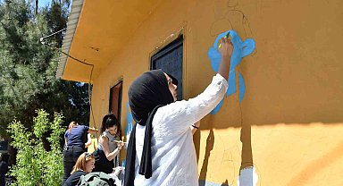 Köy okulunun duvarlarını boyadılar