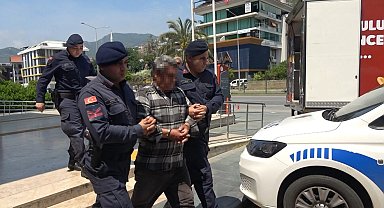 Koyuna tekme atıp iple eziyet eden adam tutuklandı, koyun koruma altına alındı