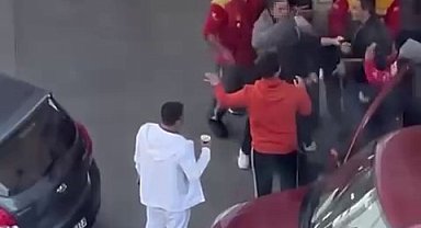 Küçükçekmece'de akaryakıt istasyonunda sıra kavgası kamerada