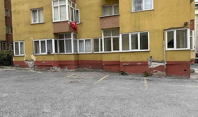 Küçükçekmece'de bulunan bir sitenin 6.2'lik deprem sonrası görüntüsü korkuttu