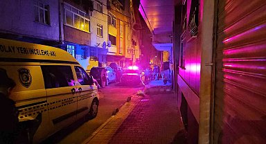 Küçükçekmece'de motosikletli iki kişi evi kurşunladı