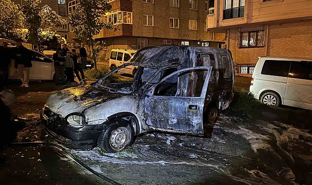 Küçükçekmece'de park halindeki araç alev alev yandı