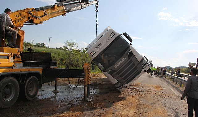 Kula'da tır ile otomobil çarpıştı: Kaza ucuz atlatıldı