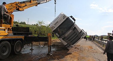 Kula'da tır ile otomobil çarpıştı: Kaza ucuz atlatıldı