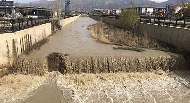Kuruyan Vasgirt deresinden sel akıyor