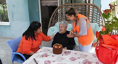 Kuşadası Belediyesi'nden yaşlı çınara sürpriz doğum günü kutlaması