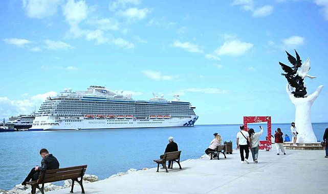 Kuşadası'na ilk seferini yapan kruvaziyer 3 bin 560 turist getirdi