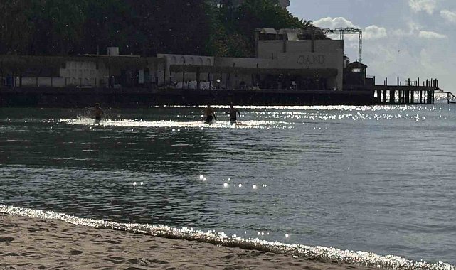 Kuşadası'nda yağmurlu havada deniz keyfi yaptılar