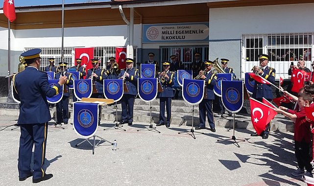 Kütahya Hava Eğitim Komutanlığı Bandosu'ndan Tavşanlı'da 23 Nisan coşkusu