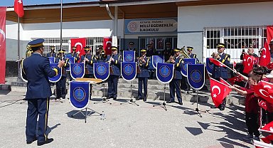 Kütahya Hava Eğitim Komutanlığı Bandosu'ndan Tavşanlı'da 23 Nisan coşkusu
