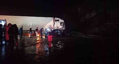 Kütahya'da tır, otomobilin üzerine devrildi: 1 ölü, 1 yaralı