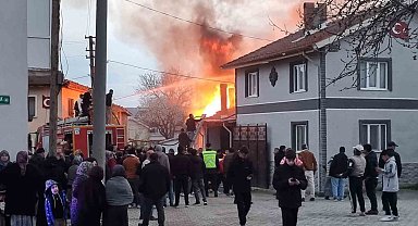 Kütahya'da yanan ev kullanılamaz hale geldi