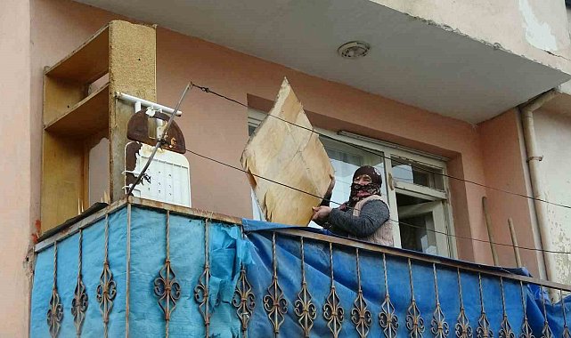 Kuvvetli rüzgar dolabının arka kısmını kopardı eşyaları ve ata tohumları çatıya saçıldı