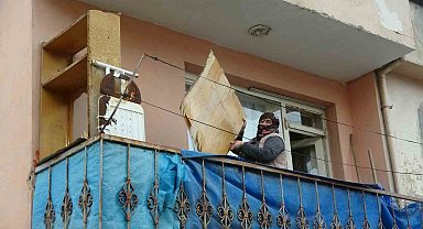 Kuvvetli rüzgar dolabının arka kısmını kopardı eşyaları ve ata tohumları çatıya saçıldı