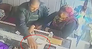Kuyumcuda altın bakan şahıs kaşla göz arasında 100 bin TL'lik altın bilekliği cebine attı