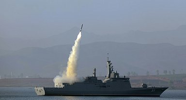 Kuzey Kore yeni savaş gemisindeki füze ve top sistemlerinin ilk test atışını gerçekleştirdi