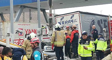 Kuzey Marmara Otoyolu'nda feci kaza: Otomobil tırın altına girdi, 4 kişi hayatını kaybetti