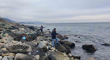 Levreklerin kafesten kaçtığını duyanlar oltaları ile sahile akın etti