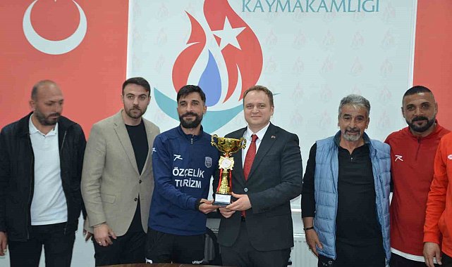 Lig şampiyonu Kopspor, kupasını Kaymakam Koşansu'ya takdim etti