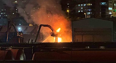 Liman sahasında yanan iş makinesi paniğe neden oldu