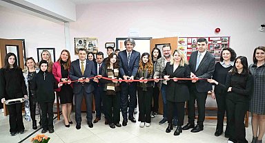 Lise öğrencileri Enver Ercan'ın kitapları ile yeni bir kütüphaneye kavuştu