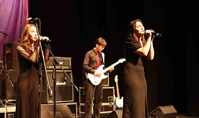 Liseli gençler müzik yeteneklerini sergiledi