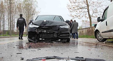 Lüks otomobil, hafif ticari araca çarptı, 2 kişi yaralandı: Kaza anı kamerada