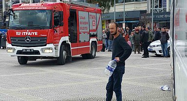 Mahalle yolunun yapılmadığı gerekçesiyle meydanda kendini yakmak istedi