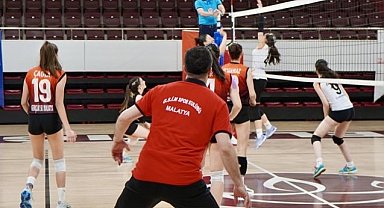 Malatya Gençlik ve Spor İl Müdürlüğü Voleybol Takımı grup şampiyonu oldu