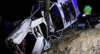 Malatya'da otomobil aydınlatma direğine çarptı: 1 ölü, 2 yaralı