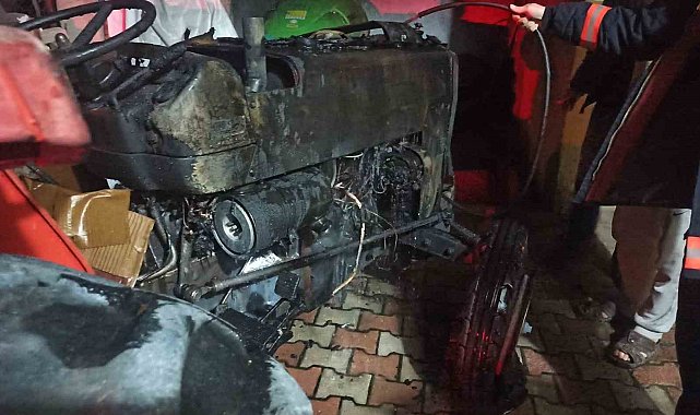 Malatya'da park halinde alev alan traktör kullanılamaz hale geldi