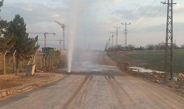 Malatya'da patlayan borudan fışkıran su metrelerce yükseğe çıktı