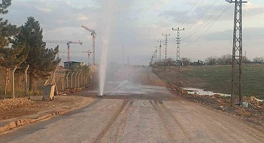 Malatya'da patlayan borudan fışkıran su metrelerce yükseğe çıktı
