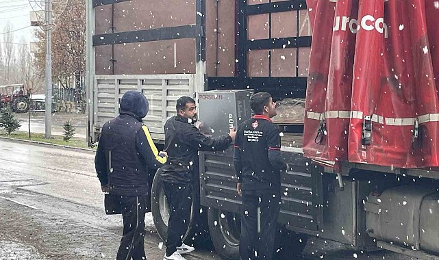 Malazgirt'e nisan ayında yağan kar şaşırttı