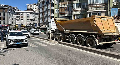 Maltepe'de hafriyat kamyonu yaya geçidindeki çifte çarptı
