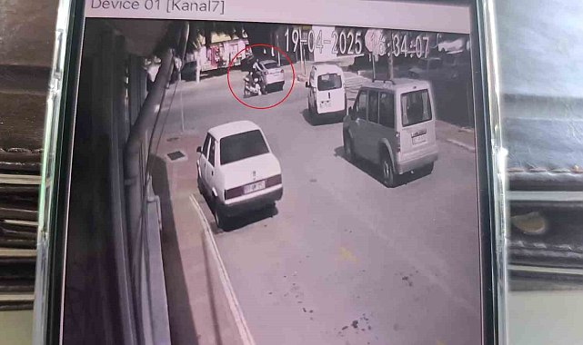 Manavgat'ta otomobile çarpan motosikletli yaralandı