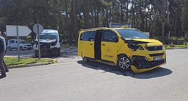 Manavgat'ta taksi ile kamyonet çarpıştı: 4 yaralı